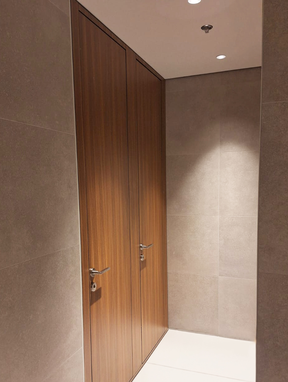 Floor-To-Ceiling.-Manual-Cubicles.